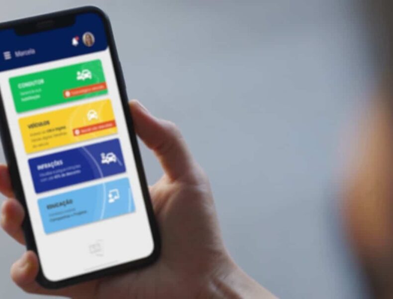 Celular com aplicativo de serviços bancários aberto.